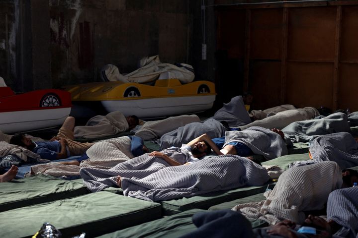 Μετανάστες ξεκουράζονται σε καταφύγιο, μετά από επιχείρηση διάσωσης, μετά την ανατροπή του σκάφους τους στην ανοιχτή θάλασσα, στην Καλαμάτα, Ελλάδα, 14 Ιουνίου 2023. REUTERS/Stelios Misinas TPX IMAGES OF THE DAY