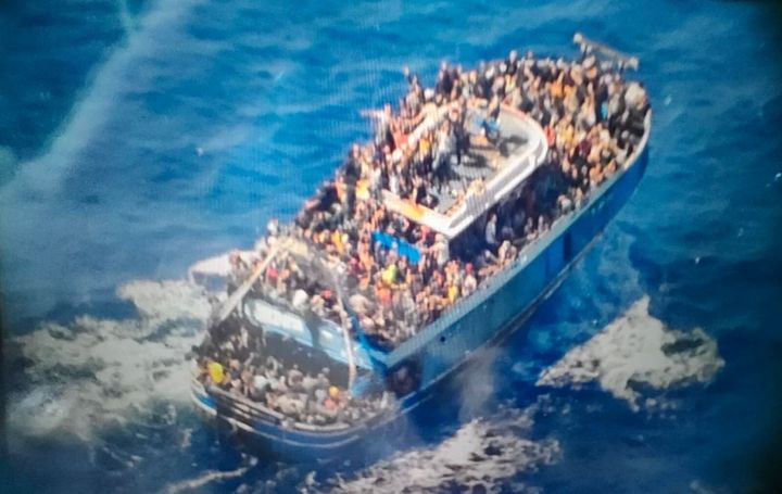 Φωτογραφία που δόθηκε στην δημοσιότητα από το Λιμενικό Σώμα - Ελληνική Ακτοφυλακή και απεικονίζει το αλιευτικό σκάφος με μεγάλο αριθμό μεταναστών να πλέει στα διεθνή ύδατα νοτιοδυτικά της Πελοποννήσου, Τετάρτη 14 Ιουνίου 2023. (ΛΙΜΕΝΙΚΟ ΣΩΜΑ - ΕΛΛΗΝΙΚΗ ΑΚΤΟΦΥΛΑΚΗ/EUROKINISSI)