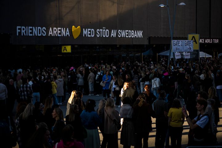 Οι θαυμαστές της Αμερικανίδας μουσικού Beyonce σχηματίζουν ουρά για να μπουν στο Friends Arena, πριν από την πρώτη συναυλία της Beyonce στο πλαίσιο της παγκόσμιας περιοδείας της "Renaissance", στη Στοκχόλμη στις 10 Μαΐου 2023.