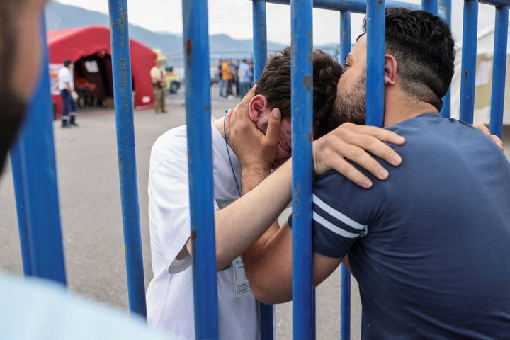 Ο 18χρονος Φεντί από τη Συρία ένας από τους διασωθέντες του ναυαγίου ανοιχτά της Πύλου ξεσπά σε κλάματα όταν συναντά τον αδελφό του που ήρθε από την Ιταλία στην Καλαμάτα για να τον δει.