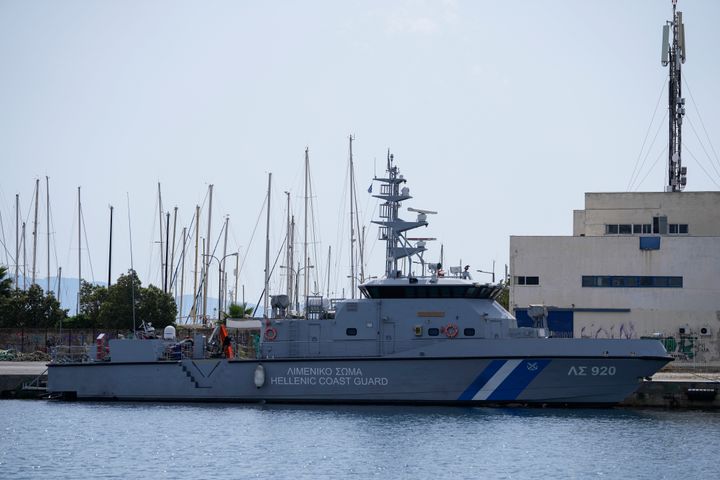 Ένα σκάφος της ελληνικής ακτοφυλακής είναι ελλιμενισμένο στο λιμάνι στην πόλη της Καλαμάτας, περίπου 240 χιλιόμετρα (150 μίλια) νοτιοδυτικά της Αθήνας, την Πέμπτη 15 Ιουνίου 2023. Ένα αλιευτικό σκάφος με μετανάστες που προσπαθούσαν να φτάσουν στην Ευρώπη ανατράπηκε και βυθίστηκε την Τετάρτη 14 Ιουνίου στα ανοικτά των ακτών της Ελλάδας, ανέφεραν οι αρχές, αφήνοντας τουλάχιστον 79 νεκρούς και πολλούς άλλους αγνοούμενους σε μια από τις χειρότερες τραγωδίες αυτού του είδους φέτος.(AP Photo/Thanassis Stavrakis)