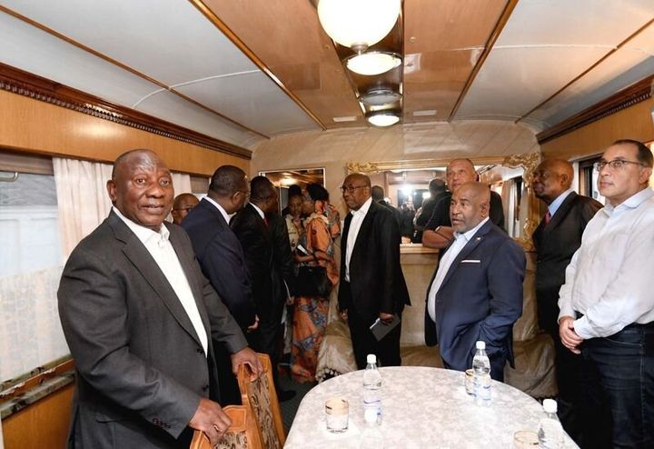 Αφρικανοί αρχηγοί κρατών και κυβερνήσεων, συμπεριλαμβανομένου του προέδρου της Νότιας Αφρικής Σίριλ Ραμαφόζα που συμμετέχουν στην ειρηνευτική αποστολή των αφρικανών ηγετών, διαβουλεύονται ενώ ταξιδεύουν με τρένο από τη Βαρσοβία στο Κίεβο, 15 Ιουνίου 2023