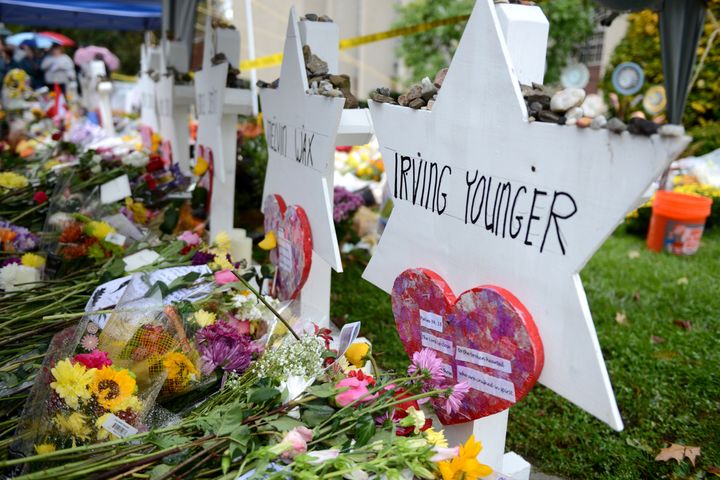 Λουλούδια και άλλα αντικείμενα έχουν αφεθεί ως μνημόσυνο έξω από τη συναγωγή "Δέντρο της Ζωής" μετά τους πυροβολισμούς στο Πίτσμπουργκ της Πενσυλβάνια, ΗΠΑ, 3 Νοεμβρίου 2018.