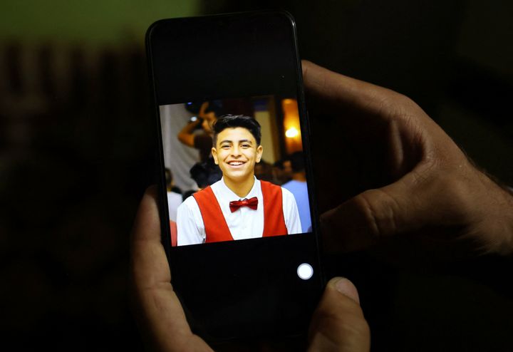 Συγγενείς δείχνουν φωτογραφία του 19χρονου αγνοούμενου Μοχάμεντ Εϊσσά