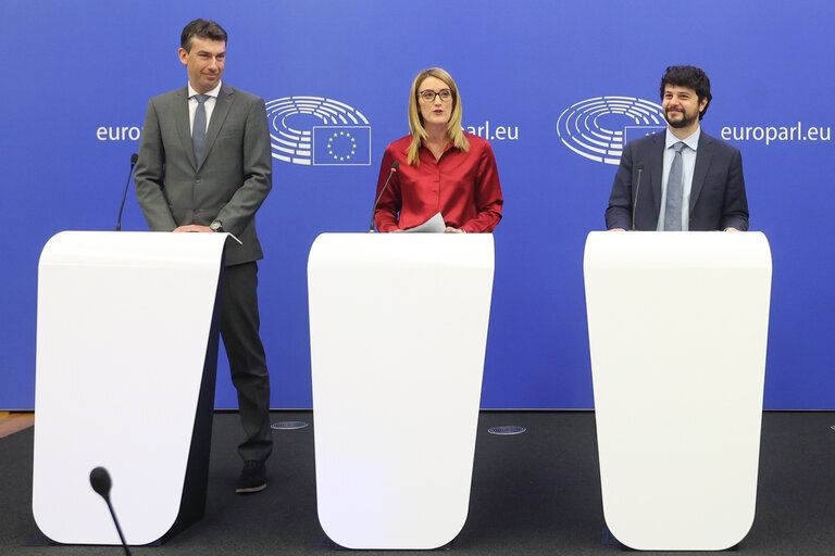 Αριστερά ο Dragoș Tudorache με την πρόεδρο του Ευρωκοινοβουλίου Ρομπέρτα Μέτσολα και τον Brand Benefei κατά τη διάρκεια της συνέντευξης Τύπου έπειτα από την ψήφιση του σχεδίου νόμου για την Τεχνητή Νοημοσύνη AI Act plenary vote