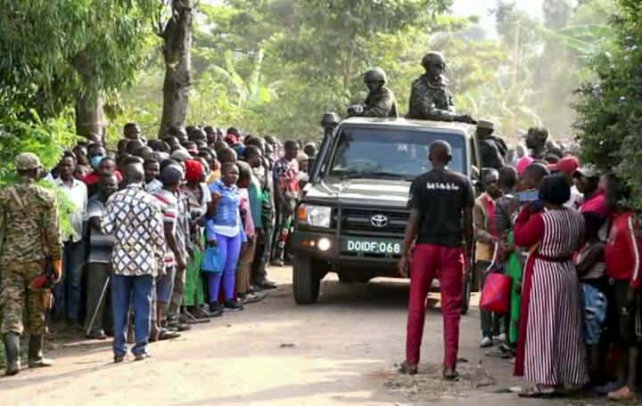 Οι δυνάμεις ασφαλείας περνούν ανάμεσα στο συγκεντρωμένο πλήθος πλησιάζοντας το λύκειο Μποντούε-Λουμπιρίχα που δέχτηκε την επίθεση.