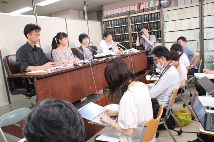 安田菜津紀さん（左から2人目）や弁護士らが記者会見で判決について語った（6月19日午後、東京都内）