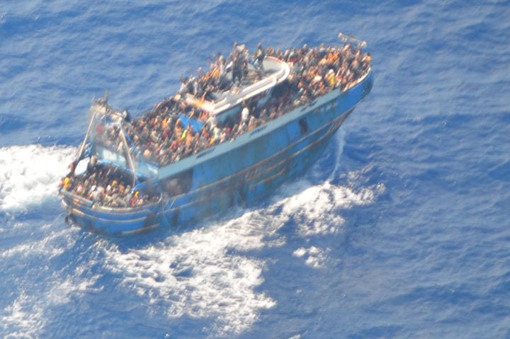 Φωτογραφία που δόθηκε στην δημοσιότητα από το Λιμενικό Σώμα - Ελληνική Ακτοφυλακή και απεικονίζει το αλιευτικό σκάφος με μεγάλο αριθμό μεταναστών να πλέει στα διεθνή ύδατα νοτιοδυτικά της Πελοποννήσου, Τετάρτη 14 Ιουνίου 2023.