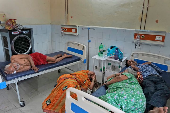 Ασθενείς έχουν κατακλύσει το περιφερειακό νοσοκομείο στην Μπαλία, στο κρατίδιο Ούταρ Πραντές, Ινδία, 