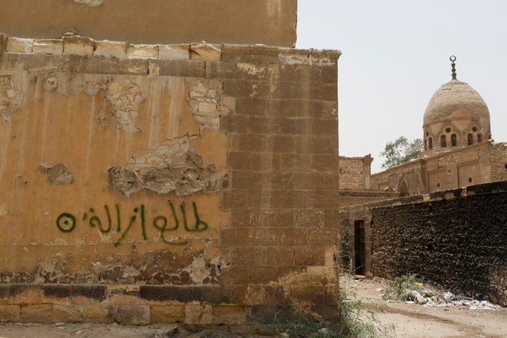 Μια άποψη δείχνει γραμμένες λέξεις στα αραβικά που γράφουν "Θα κατεδαφίσουμε" στο νεκροταφείο Qarafa Imam al-shafi'i, απέναντι από την Πόλη των Νεκρών, όπου βρίσκεται σε εξέλιξη ένα νέο κατασκευαστικό έργο στον δρόμο Σαλάχ Σαλέμ, στο Κάιρο, Αίγυπτος, 2 Ιουνίου 2023
