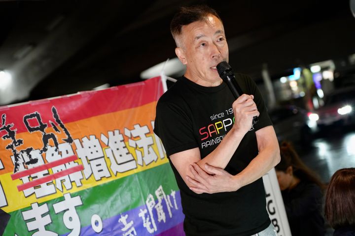 LGBT理解増進法の内容に対する緊急集会で警鐘を鳴らす鈴木賢教授（6月15日、東京都・新宿駅西口広場）