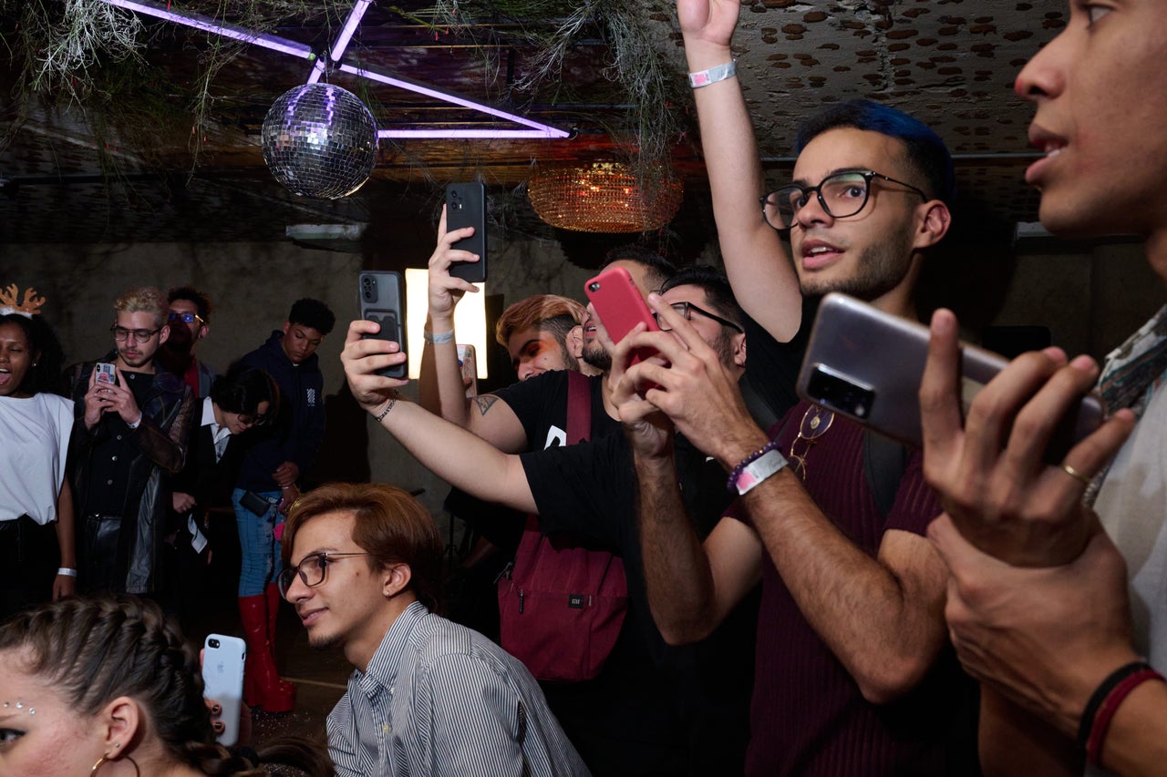 Los fanáticos observan cómo los artistas caminan en el "Navi-Oscuro" ball, organizado por House of Fantasy en El Casino, un casino abandonado convertido en centro cultural en el centro de Caracas.