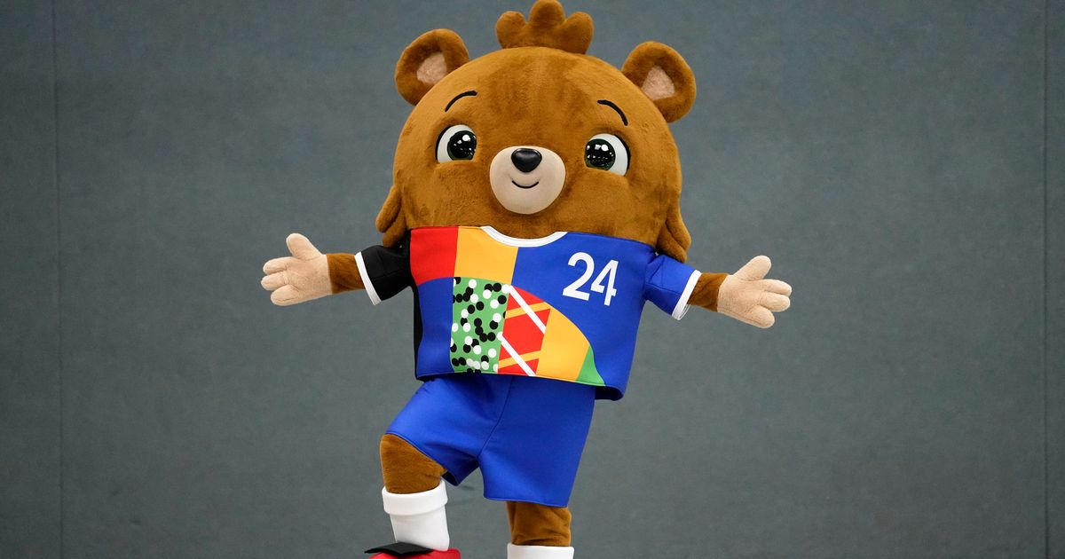 Deutschland sorgt dafür, dass das Teddybär-Maskottchen für die EM 2024 Hosen trägt