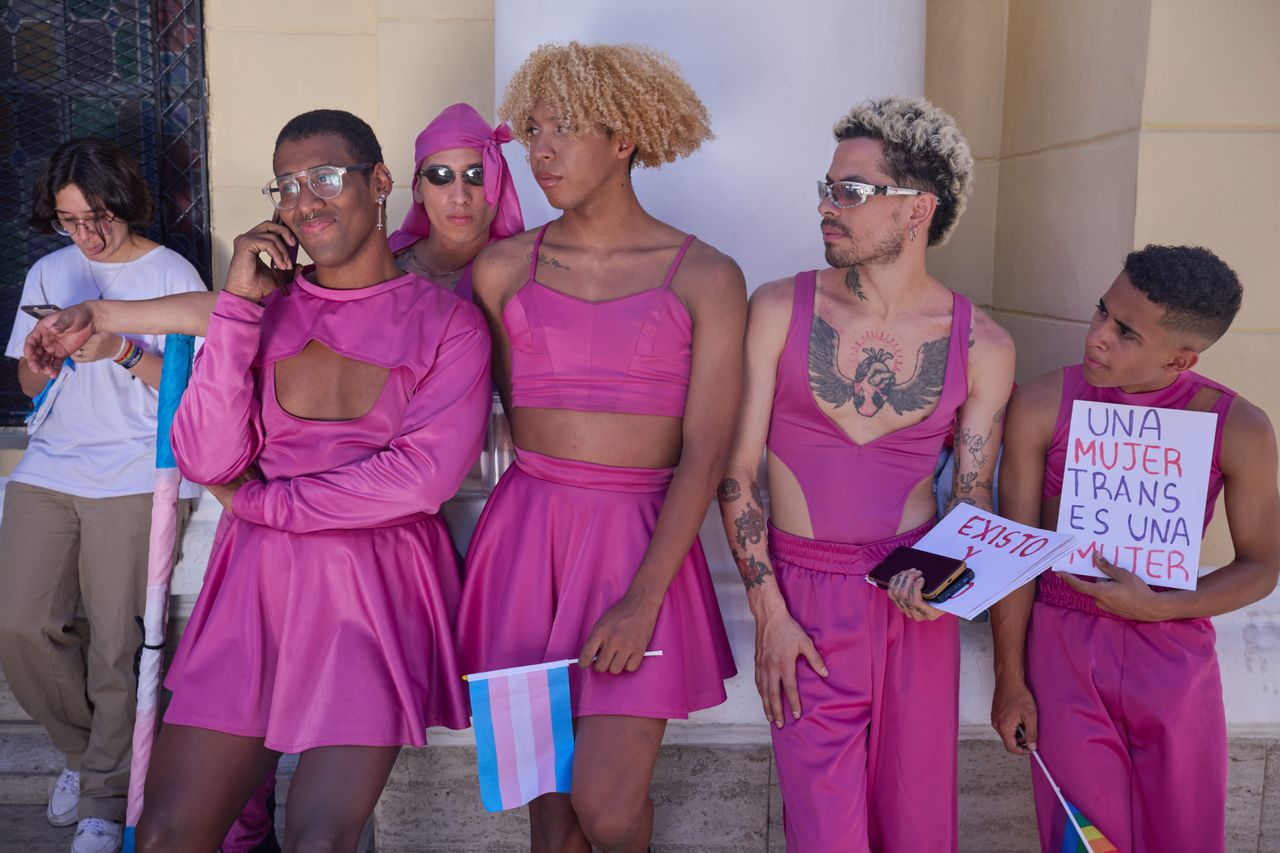 Los miembros de House of Fantasy se toman un descanso durante la filmación de una campaña de video por los derechos de las personas trans en Caracas.  Prepararon afiches e invitaron a activistas trans a ser destacados en el video.