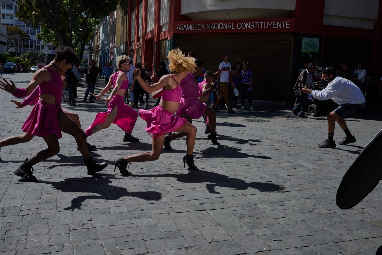 Los miembros de House of Fantasy bailan durante una filmación para la campaña de video por los derechos de las personas trans en Caracas.