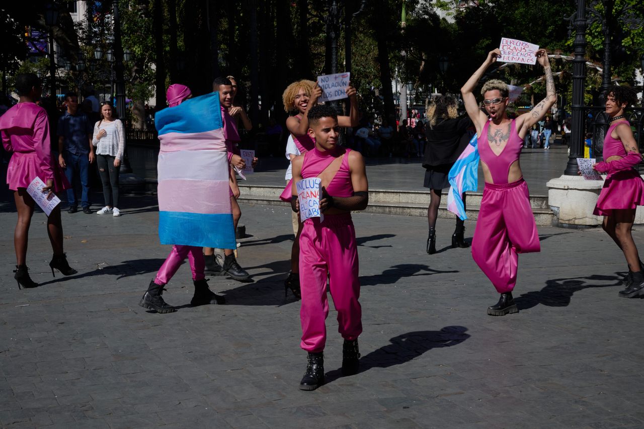Los miembros de House of Fantasy bailan en una plaza durante una filmación para la campaña de video por los derechos de las personas trans en Caracas.
