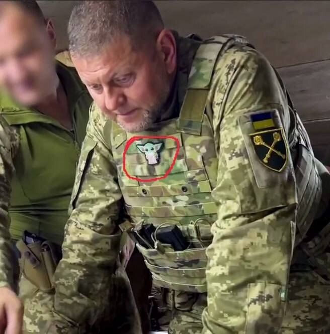 Ο ανώτατος στρατιωτικός διοικητής Βαλέρι Ζαλούζνι εμφανίζεται σε βίντεο να φορά στολή με διακοσμητικό Baby Yoda
