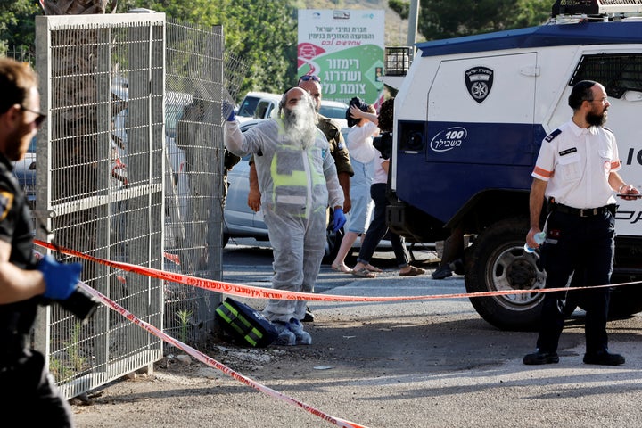 Προσωπικό ασφαλείας στον τόπο της ύποπτης παλαιστινιακής επίθεσης με πυροβολισμούς που σκότωσε τέσσερα άτομα κοντά στον εβραϊκό οικισμό Eli, στην κατεχόμενη από το Ισραήλ Δυτική Όχθη, 20 Ιουνίου 2023.