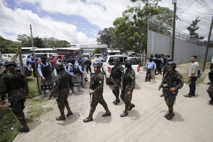 Δυνάμεις ασφαλείας επιχειρούν έξω από τη γυναικεία φυλακή Centro Femenino de Adaptacion Social (CEFAS) μετά από μια θανατηφόρα εξέγερση στην Tamara, στα περίχωρα της Τεγκουσιγκάλπα, Ονδούρα, 20 Ιουνίου 2023