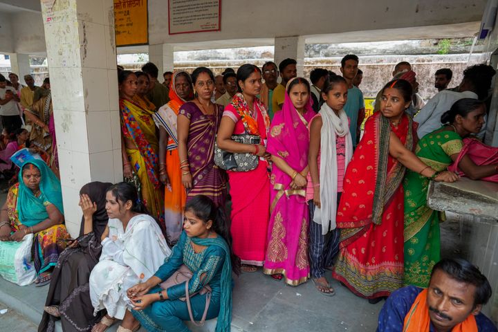 La gente hace cola para registrarse en el hospital de distrito superpoblado de Ballia, estado de Uttar Pradesh, India, el martes 20 de junio de 2023.