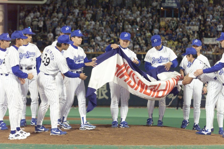 38年ぶりのセ・リーグ優勝を決め、ペナントを広げる横浜・権藤監督ら（1998年10月9日）