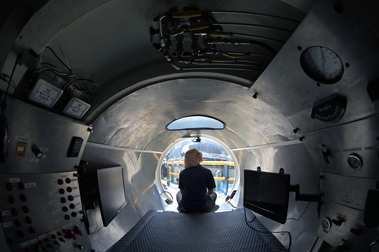 ΒΟΣΤΟΝΗ, 13 ΙΟΥΝΙΟΥ: Η Isabel Johnson, υποπιλότος αρμόδια για την εκπαίδευση, κάθεται δίπλα στη γυάλινη πλώρη του βαθυσκάφους για να δείξει τη θέα μέσα στο Cyclops 1. Είναι ένα υποβρύχιο πέντε ατόμων που χρησιμοποιήθηκε από την OceanGate για να τραβήξει λεπτομερείς εικόνες με σόναρ από το ναυάγιο Ντόρια. Αυτό το καλοκαίρι σηματοδοτεί την 60ή επέτειο από τη βύθιση του Andrea Doria και ήταν η πρώτη φορά εδώ και 20 χρόνια που ένα επανδρωμένο υποβρύχιο εξερεύνησε την τοποθεσία. Το OceanGate κατέγραψε για πρώτη φορά βίντεο υψηλής ευκρίνειας και εικόνες σόναρ 2-D και 3-D του θρυλικού Andrea Doria. (Photo by David L. Ryan/The Boston Globe via Getty Images)