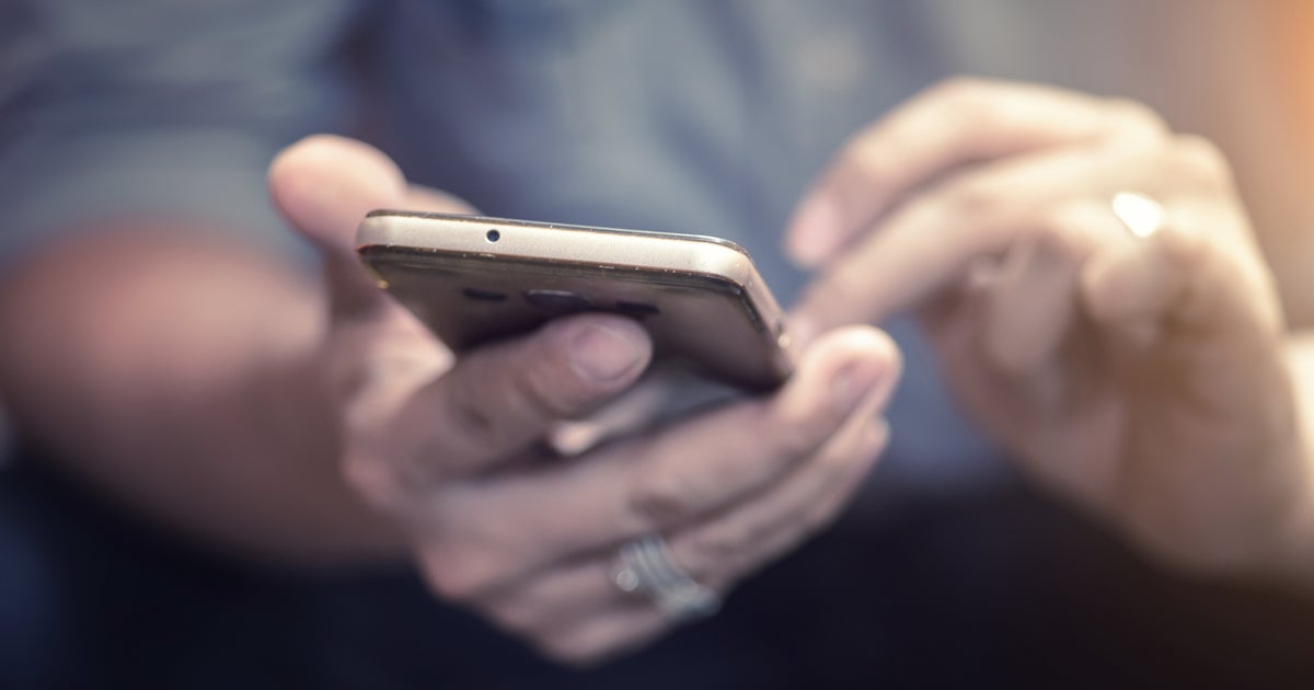 Boyfriend Liking Other Women's Pictures? Here's A Therapist's Advice - Vimarsana News