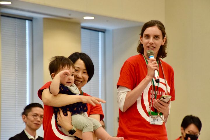 （左から）生後10カ月となった赤ちゃんを抱く坂田麻智さんと坂田テレサさん