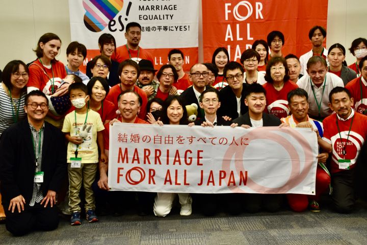 結婚の平等実現のための院内集会「マリフォー国会」に集まった、裁判の原告や弁護士、支援者ら（2023年6月21日）