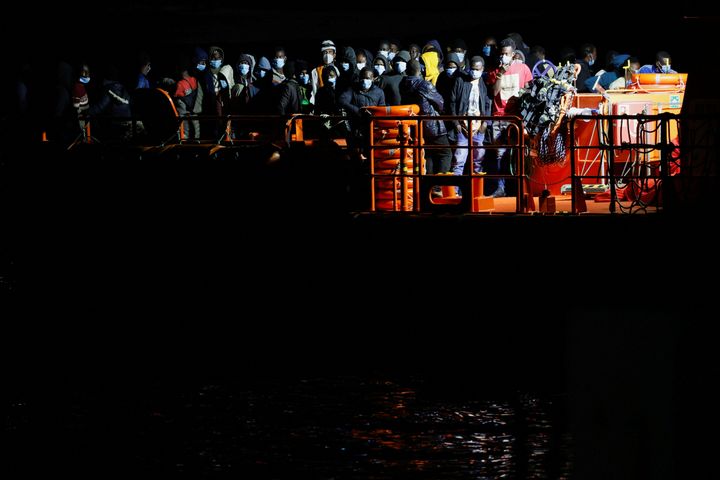 Μετανάστες περιμένουν να αποβιβαστούν από σκάφος της ισπανικής ακτοφυλακής, στο λιμάνι του Arguineguin, στο νησί Γκραν Κανάρια, Ισπανία, 20 Ιουνίου 2023.
