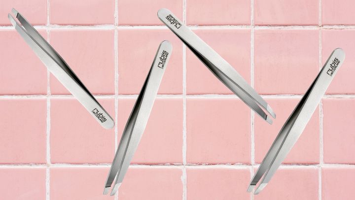 These classic Rubis Switzerland tweezers feature perfectly aligned slanted tips for precise hair grabbing.