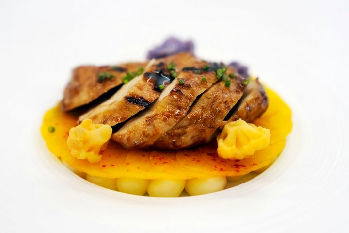 Ένα παρασκευασμένο πιάτο με καλλιεργημένο κοτόπουλο της Good Meat παρουσιάζεται στα γραφεία του Eat Just στην Αλαμέδα της Καλιφόρνια, Τετάρτη 14 Ιουνίου 2023.