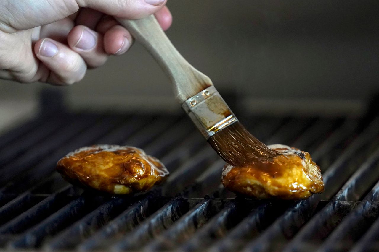 Ο σεφ Zach Tyndall ετοιμάζει το καλλιεργημένο κοτόπουλο της Good Meat στην Alameda της Καλιφόρνια, Τετάρτη 14 Ιουνίου 2023. Το Υπουργείο Γεωργίας των ΗΠΑ εξέδωσε τελικές εγκρίσεις την Τετάρτη 21 Ιουνίου στις εταιρείες Upside Foods and Good Meat της Καλιφόρνια για να πουλήσουν προϊόντα, γνωστά ως «εργαστηριακό» ή «καλλιεργημένο» κρέας. (AP Photo/Jeff Chiu)