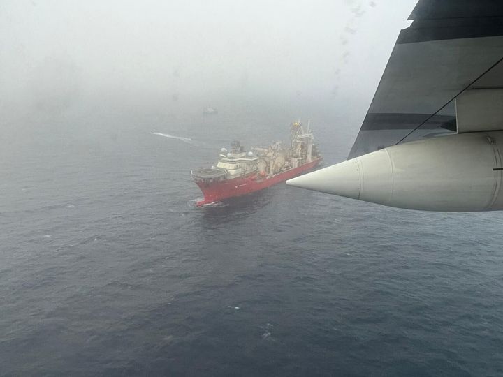 Αεροφωτογραφία του ερευνητικού σκάφους Deep Energy μετά την άφιξή του στην περιοχή για να συνδράμει στον εντοπισμό του Titan Submersible. Οι επιχειρήσεις έρευνας και διάσωσης συνεχίζονται από την αμερικανική ακτοφυλακή στη Βοστώνη, μετά την εξαφάνιση του τουριστικού υποβρυχίου που κατευθυνόταν στον τόπο των συντριμμιών του Τιτανικού στα ανοιχτά της νοτιοανατολικής ακτής του Καναδά. (Photo by Us Coast Guard/Handout/Anadolu Agency via Getty Images)