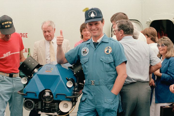 Ο Ρόμπερτ Μπάλαρντ μετά την επιστροφή του από την επιτυχημένη αποστολή ανεύρεσης του ναυαγίου του Τιτανικού τον Ιούλιο του 1986.