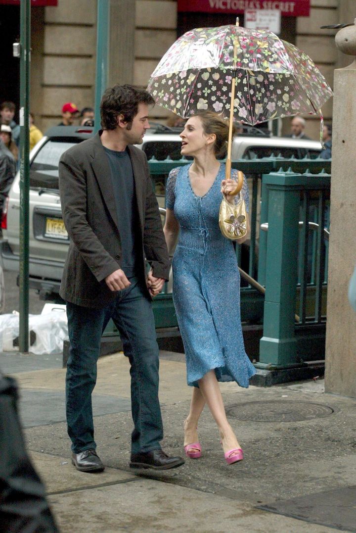 Ron Livingston and Sarah Jessica Parker filming Sex And The City in 2003