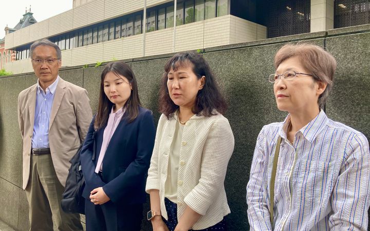 左から）原告側の中川重徳弁護士、佐藤真依子弁護士、小野春さん、小川葉子さん