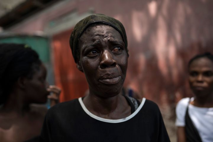 Η Dieu Frisdeline, κλαίει όταν μιλάει για τον βιασμό της από μέλη της συμμορίας