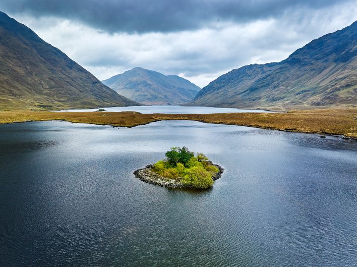 Νησί στην επαρχία Mayo Connemara στη λίμνη Doo Lough.