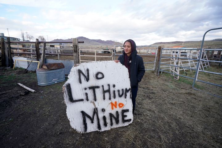 ΑΡΧΕΙΟ - Η Daranda Hinkey, μέλος της φυλής Fort McDermitt Paiute και Shoshone, κρατά μια μεγάλη πινακίδα που λέει "No Lithium No Mine" (Όχι Λίθιο, όχι ορυχείο) στο σπίτι της, στις 24 Απριλίου 2023, στην καταφύγια Ινδιάνων κοντά στο Fort McDermitt της Νεβάδα. Το Γραφείο Διαχείρισης Γης των ΗΠΑ αντιστάθηκε τελικά στις προκλήσεις και πιέσεις για την εξόρυξη λιθίου.(AP Photo/Rick Bowmer, File)