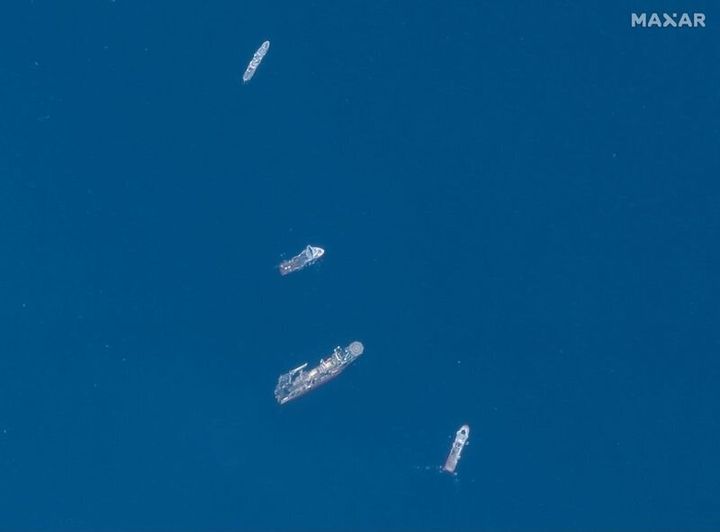 Μια δορυφορική εικόνα δείχνει πλοία που συμμετέχουν στις επιχειρήσεις έρευνας και διάσωσης που σχετίζονται με το υποβρύχιο Titan που αγνοείται κοντά στο ναυάγιο του Τιτανικού, 22 Ιουνίου 2023. Maxar Technologies