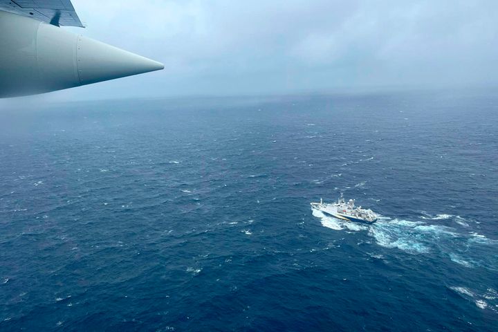 Σε αυτή την εικόνα που παρέχεται από την Ακτοφυλακή των ΗΠΑ, ένα αεροπλάνο HC-130 Hercules της Ακτοφυλακής που εδρεύει στον αεροπορικό σταθμό της Ακτοφυλακής Elizabeth City, N.C., πετάει πάνω από το γαλλικό ερευνητικό σκάφος L'Atalante περίπου 900 μίλια ανατολικά του Cape Cod της Μασαχουσέτη, κατά τη διάρκεια της έρευνας για το υποβρύχιο Titan, την Τετάρτη 21 Ιουνίου 2023.