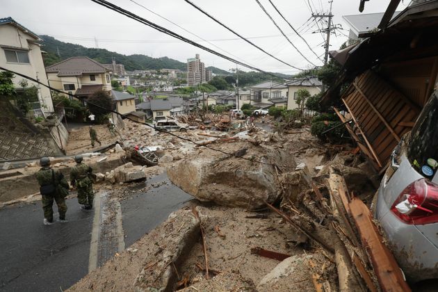 木と巨石が転がる日広団地内＝2018年7月8日、広島市安芸区