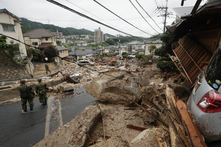 木と巨石が転がる日広団地内＝2018年7月8日、広島市安芸区