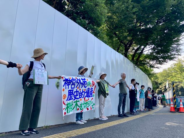 参加者はヒューマンチェーンで神宮第二球場を囲んだ