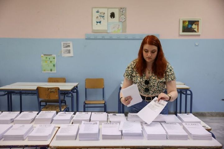 Mέλος της εφορευτικής επιτροπής τακτοποιεί ψηφοδέλτια σε εκλογικό τμήμα, στη Θεσσαλονίκη, Ελλάδα, 25 Ιουνίου 2023. REUTERS/Alexandros Avramidis