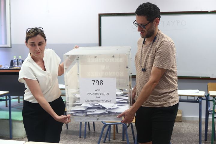 Άνοιγμα κάλπης μετά το τέλος της ψηφοφορίας για τις Εθνικές Εκλογές σε εκλογικό τμήμα της Θεσσαλονίκης, Κυριακή 25 Ιουνίου 2023. (ΒΑΣΙΛΗΣ ΒΕΡΒΕΡΙΔΗΣ/ΜΟΤΙΟΝΤΕΑΜ)