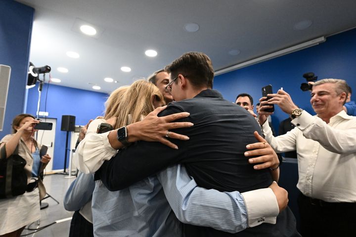 Ο νικητής των εκλογών αγκαλιάζει τα μέλη της οικογένειας του