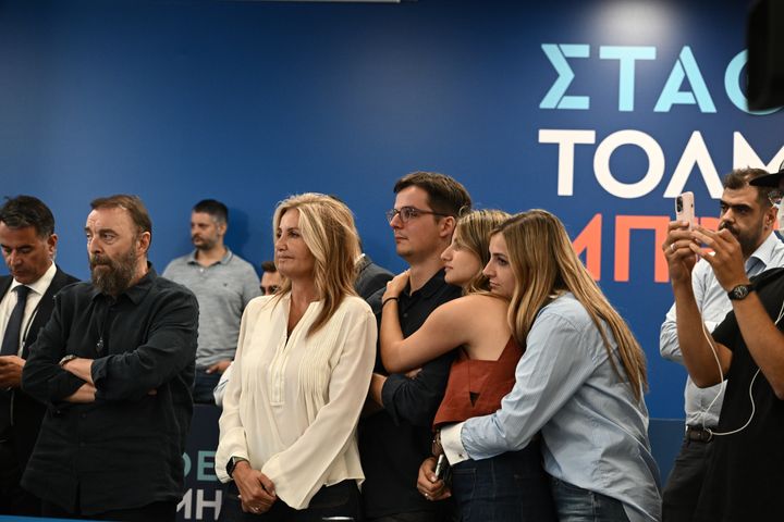 Η σύζυγός και τα παιδιά του Κυριάκου Μητσοτάκη τον παρακολουθούν στη δήλωση του ως νέος πρωθυπουργός