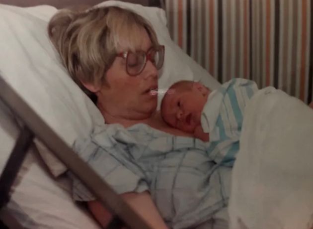 生まれた日、母親の胸で眠るジョン（1996年）
